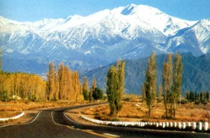 Paisaje otoñal con Los Andes al fondo